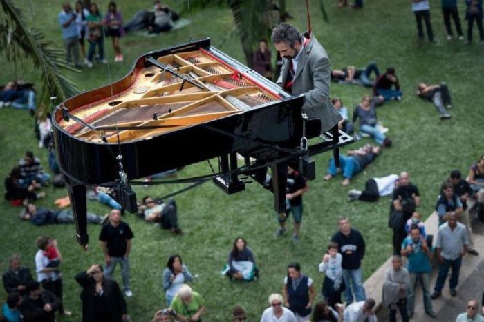 suspended piano performance Pianist Ricardo de Castro Monteiro