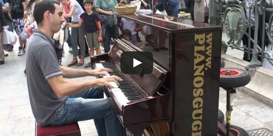 street piano player in paris