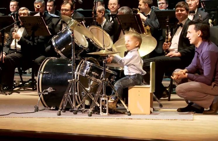 3 year old russian drummer