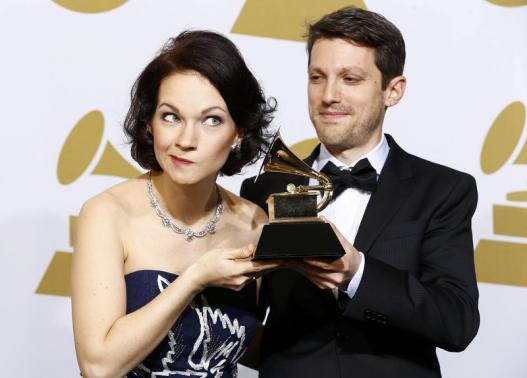 Hilary Hahn and Cory Smythe pose with their award for best chamber music/small ensemble performance. CREDIT: REUTERS/MIKE BLAKE