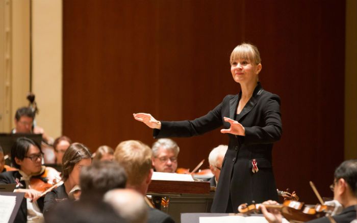 Susanna Mälkki conducts the ASO. Photo: Jeff Roffman/artsatl.com