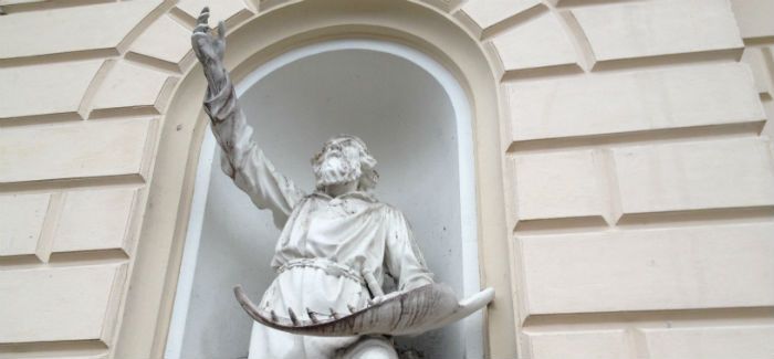 Väinämöinen with his pike kantele in front of the Old Student House of Helsinki University.