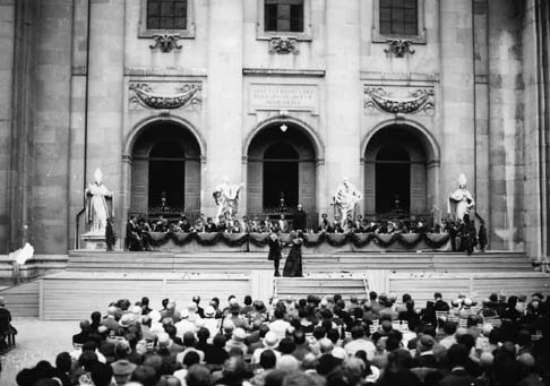 The Salzburg Festival began with Hugo von Hofmannsthal’s morality play, Jedermann, with Alexander Moissi in the title role. Four performances were scheduled, followed by two others set aside exclusively for the people of Salzburg.