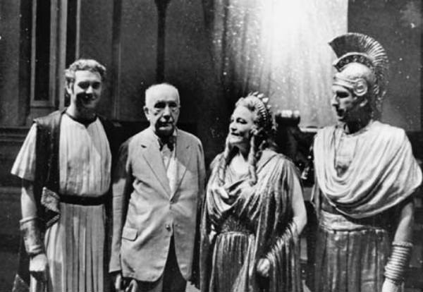 1944: After the inofficial premiere (public dress rehearsal) of Die Liebe der Danae, from left to right: Horst Taubmann (Midas), composer Richard Strauss, Viorica Ursuleac (Danae) and Hans Hotter (Jupiter). 