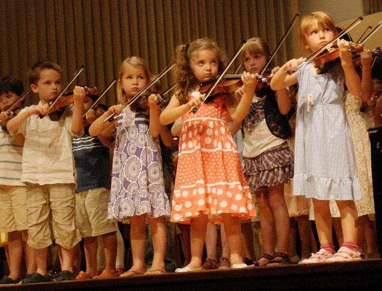 Children play violins