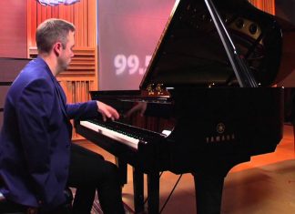 One-handed pianist shows off remarkable talent One-handed pianist shows off remarkable talent