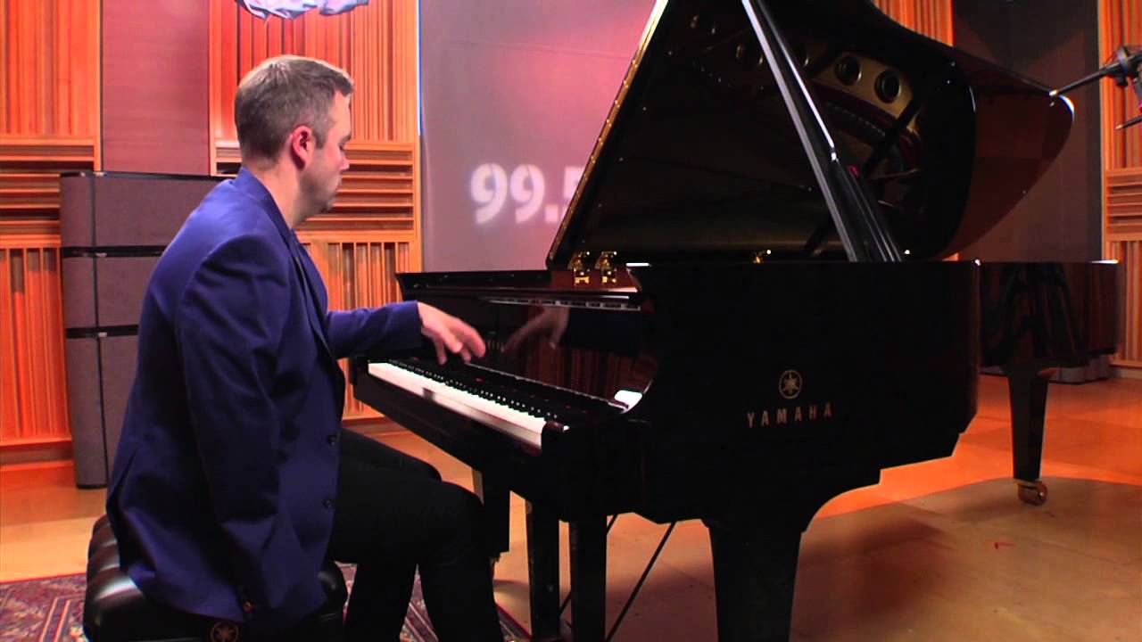 One-handed pianist shows off remarkable talent
