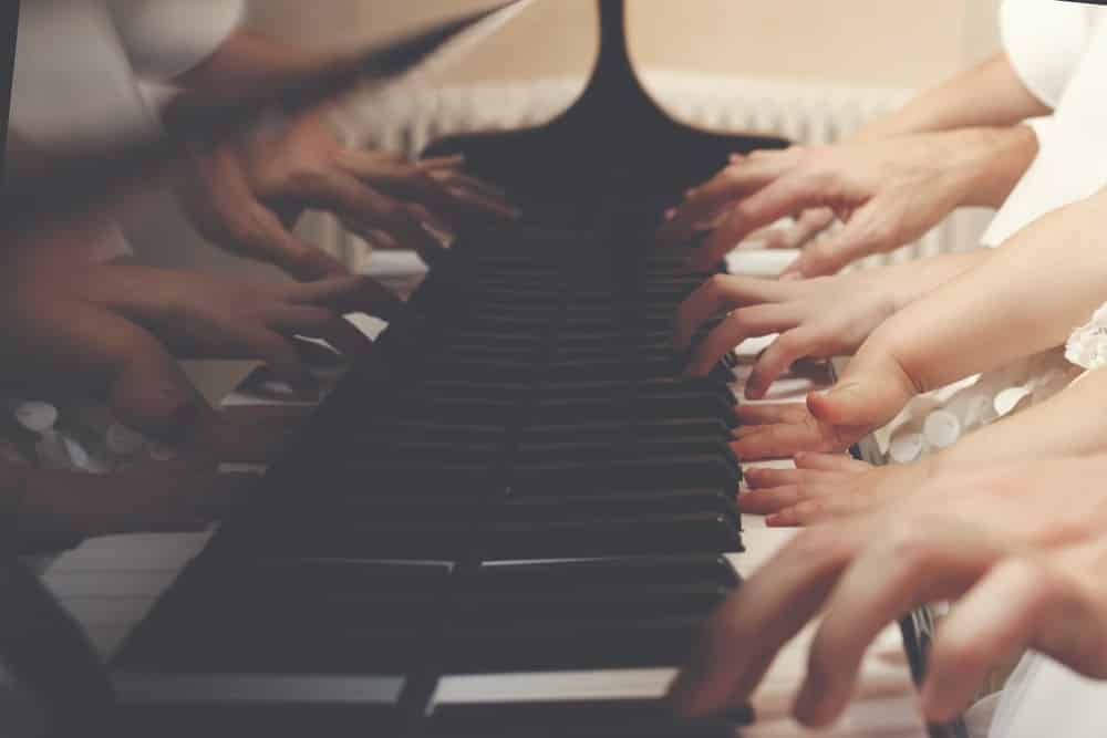 Фортепиано в 4 руки: 6 пьес для фортепиано в 4 руки и более (мультиплеер пианино)