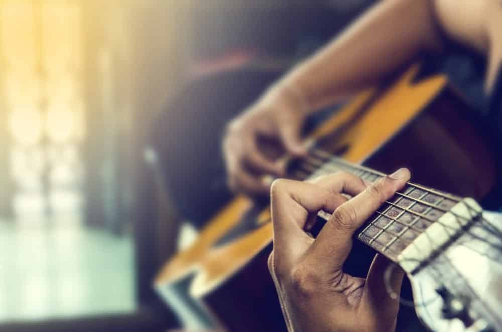 15 Websites to Learn Acoustic Guitar Lessons Online (Free and Paid) - CMUSE