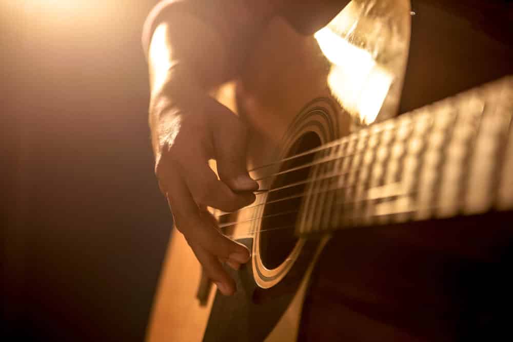 learn guitar strumming techniques lessons online