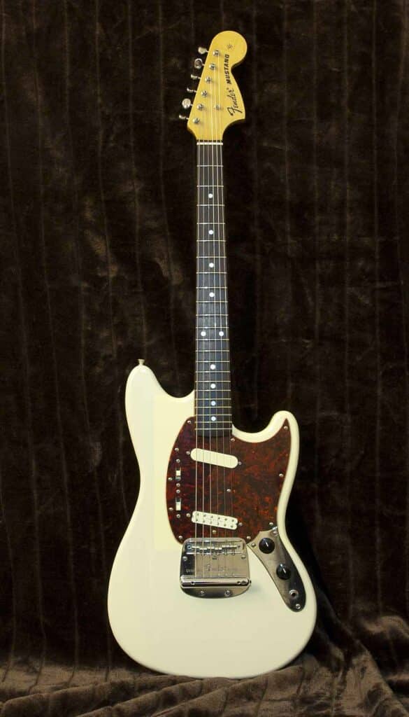 Fender mustang vintage white