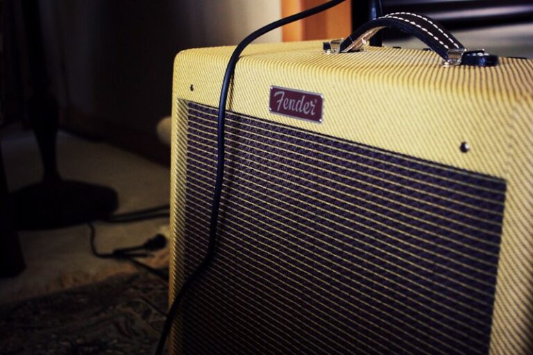 Peavey Classic 30 vs Fender Blues Junior Which Guitar Is Better? CMUSE