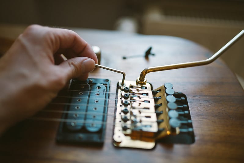 Setting Floyd Rose on electric guitar