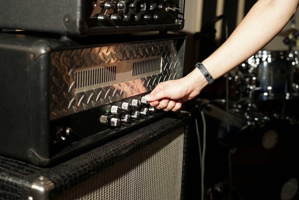 Amplifier for sound close-up in the studio