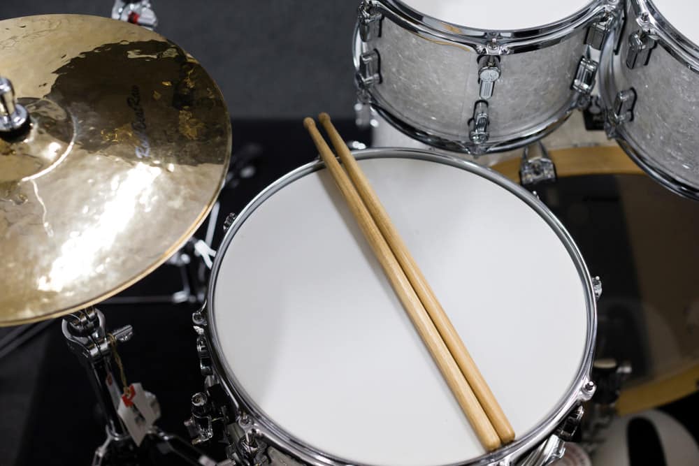 Picture of drums and drumsticks lying on snare drum