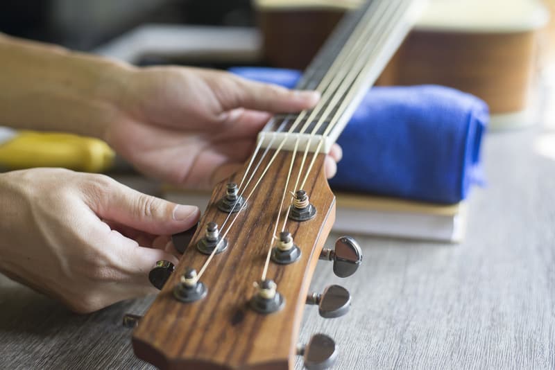 Checking the acoustic guitar string