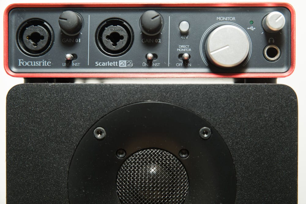 focusrite-scarlett-2i2-controller-audio-interface